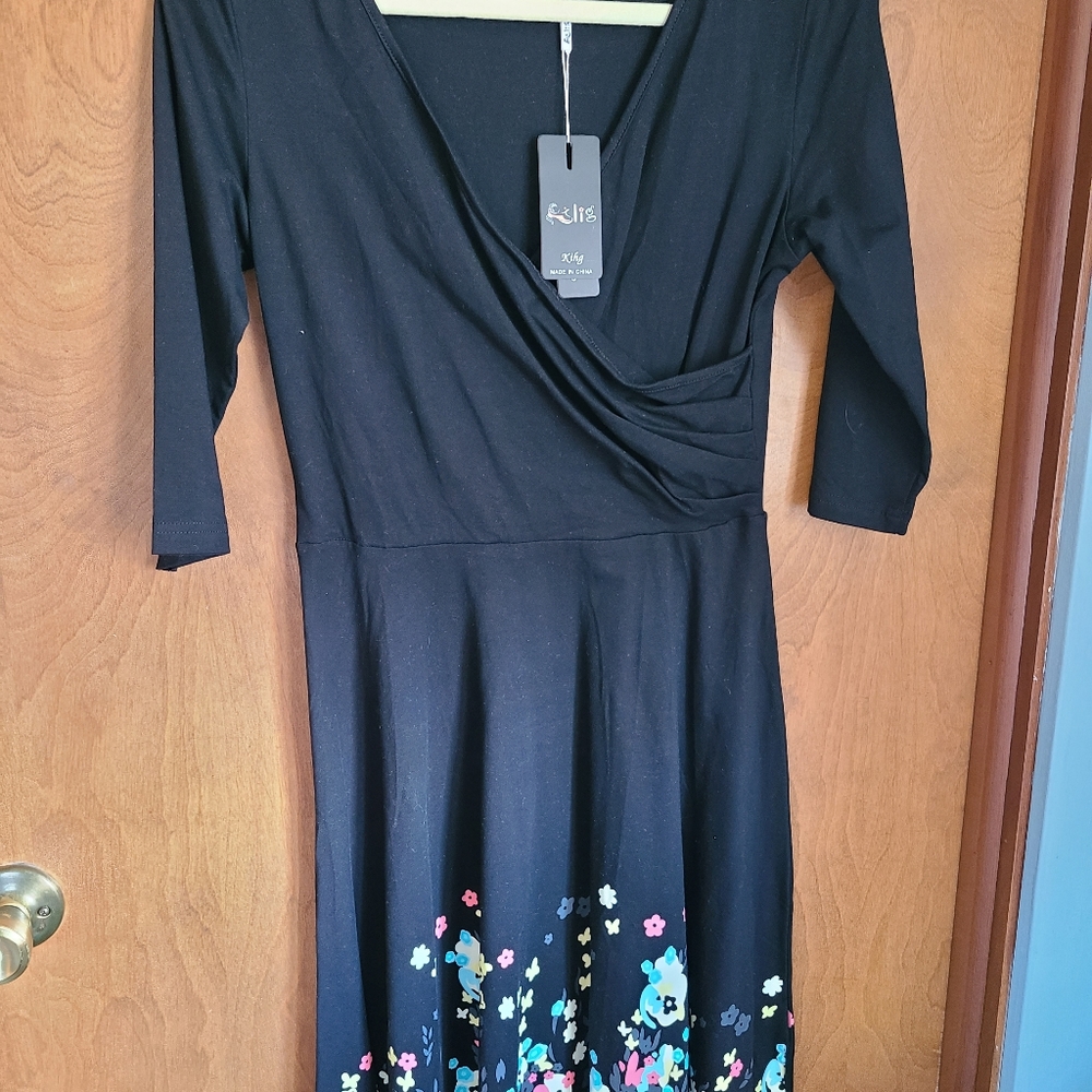 🦩3/$30 Black and Floral Wrap Midi Dress in Medium - Picture 1 of 5